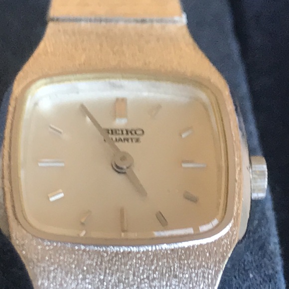 Final price drop! Seiko quartz brushed silver stainless steel watch - Picture 2 of 9